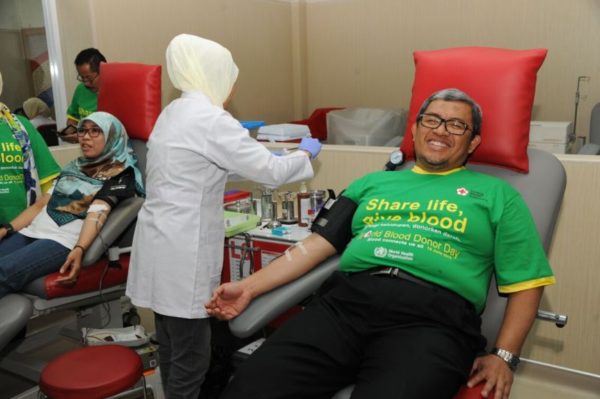 Gubernur Jabar Ahmad Heryawan didampingi Netty Prasetyani mendonorkan darah di Gedung PMI Jalan Aceh Kota Bandung, Sabtu (20/8). by Humas Pemprov Jabar