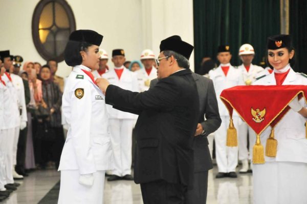 Gubernur Jabar Ahmad Heryawan kukuhkan 54 anggota Paskibraka di Gedung Sate, Selasa (16/8). by Humas Pemprov Jabar