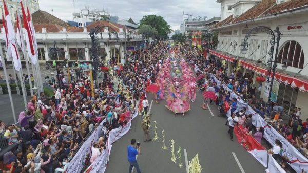 Penampilan parade Asian African Carnival 2016 di Jalan Soekarno Kota Bandung, Minggu (14/8). by Meiwan Humas Pemkot Bandung