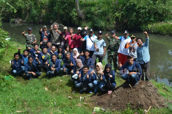 Mahasiswa Unla Bandung sedang KKN di bantaran Sungai Cigunung Agung, Desa Mandalasari, Kec Kadungora, Kab Garut, Minggu (28/8). by Yaman Didu/bbcom