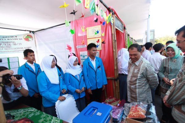 Wakil Wali Kota Bandung Oded M Danial mengunjungi salah satu stand pameran saat peringatan HUT Koperasi Tingkat Kota Bandung ke-69, di Gedung Sentra Bisnis dan Koperasi (Senbik), Jalan Soekarno Hatta No.739 C, Kamis (11/8). by Humas Pemkot Bandung