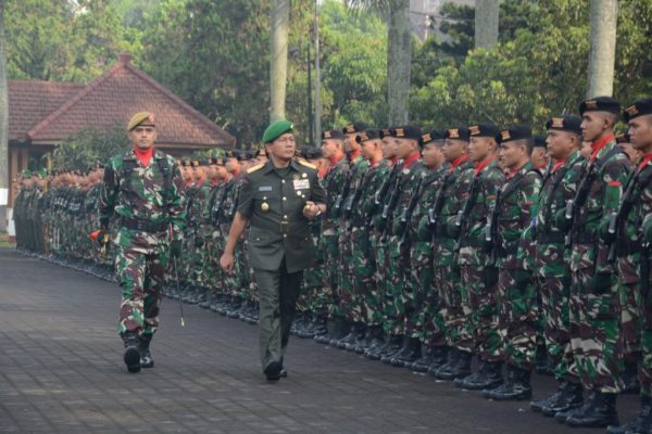 Pangdam III/Slw Mayjen TNI Hadi Prasojo memimpin sertijab 3 Danyon di Lapangan Makodam III/Slw Bandung, Selasa (30/8). by Pendam III/Slw