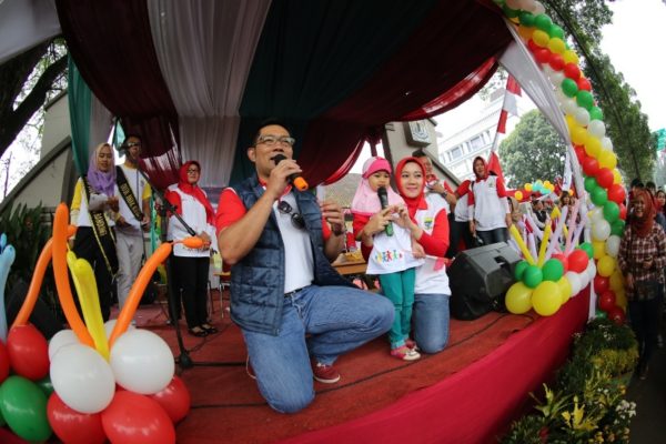 Wali Kota Bandung Ridwan Kamil didampingi Ketua TP PKK Kota Bandung Atalia Kamil menghadiri acara puncak peringatan Hari Anak Nasional Tingkat Kota Bandung di CFD Dago, Jalan Ir H. Djuanda, Minggu (28/8). bu Humas Pemkot Bandung