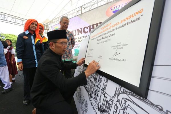 Wali Kota Bandung Ridwan Kamil meresmikan Gerakan Literasi Sekolah Tingkat Kota Bandung, di Jalan Ir Soekarno, Kamis (18/8/16).