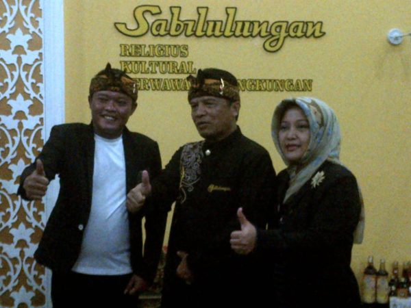 Bupati Bandung Dadang M Naser berfoto bareng komedian Sule yang diangkat sebagai Duta Budaya Kabupaten Bandung saat soft launching Gelora Budaya si Jalak Harupat (GSJ), Sabtu (20/8/16) malam.