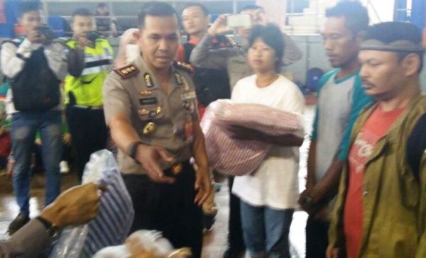 Kapolres Bandung AKBP M Nazly Harahap SIK mengunjungi korban longsor Sumedang di tempat pengungsian GOR Tadjimalela Sumedang, Jumat (23/9). by Robby Thea