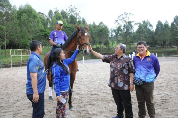 Gubernur Jabar Ahmad Heryawan meninjau venue berkuda di Pussenkav di Parongpong, Lembang, KBB, Sabtu (10/9). by Humas Pemprov Jabar.