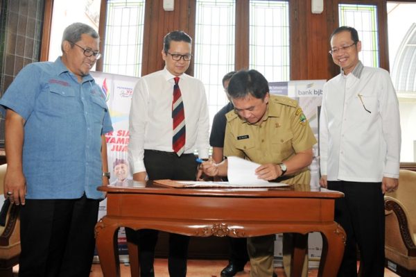 Penandatanganan kerjasama sponsorship dilakukan Pemimpin Divisi Coorporate Secretary Bank bjb Hakim Putratama, dengan Ketua III PB PON, M Solihin, yang disaksikan Ketum PB PON yang juga Gubernur Jabar Ahmad Heryawan dan Dirut Bank bjb Ahmad Irfan, di ruang Lokantara Gedung Sate Kota Bandung, Selasa (13/9). by Humas Pemprov Jabar