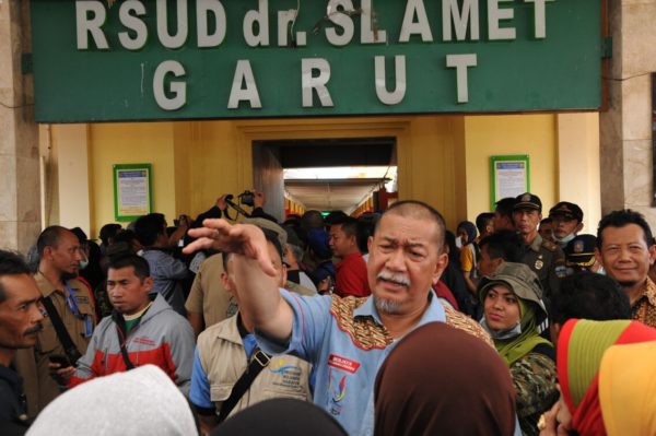 Wagub Jabar Deddy Mizwar mendampingi Mensos Khofifah Indar Parawansa meninjau penampungan para korban banjir Garut di Korem 062 Tarumanegara, Posko Kemanusiaan di Cimacan, Kamis (22/9). 