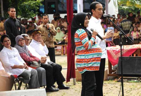 Presiden Jokowi berdialog dengan ibu hamil saat mengunjungi Desa Cangkuang Wetan, Kec Dayeuhkolot. Kab Bandung dalam kegiatan Pemberian Makanan Tambahan (PMT) atau makanan tambahan sehat berupa biskuit untuk anak dan ibu hamil, Sabtu (17/9). by Tatang Humas Pemprov Jabar.