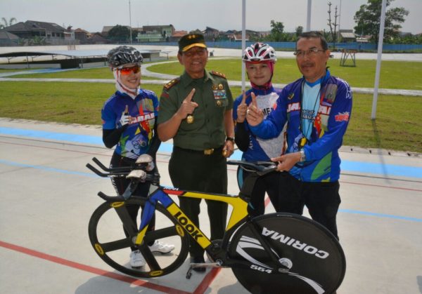 Pangdam III/Siliwangi Mayjen TNI Hadi Prasojo selaku Komandan Kontingen Jabar berfoto bareng saat meninjau kesiapan fasilitas cabor sepeda pada PON XIX di Kota Baru Parahyangan Padalarang KBB, Selasa (6/9). by Pendam III/Slw