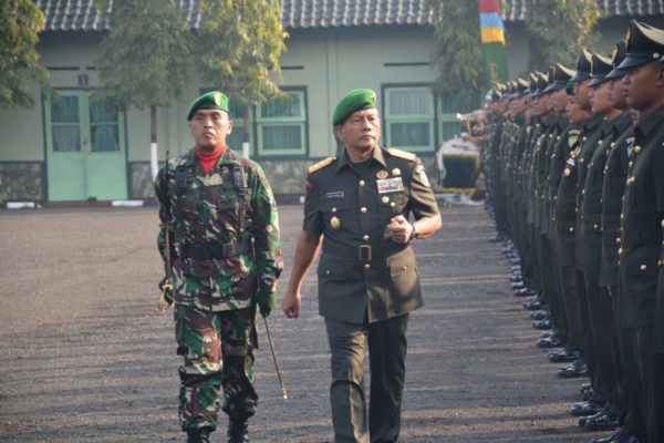 Pangdam III/Siliwangi Mayjen TNI Hadi Prasojo lantik 349 prajurit Tamtama Remaja di Rindam III/Slw Jl. Manado Bandung, Rabu (7/9). by Pendam III/Slw