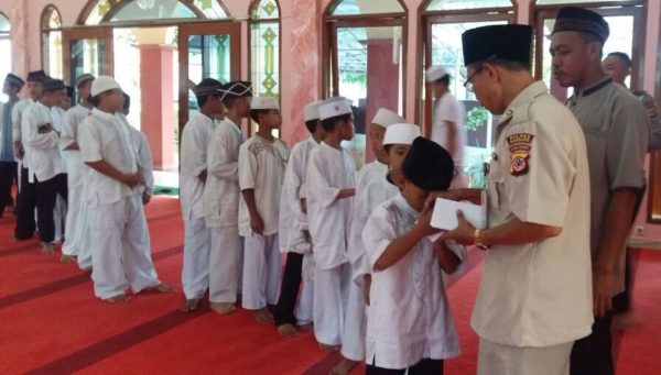 Polres Bandung menggelar doa bersama dan memberikan santunan kepada ratusan anak yatim piatu di Masjid Al Muhaimin Mapolres Bandung, Jumat (23/9). by Robby Thea