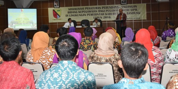 Sekda Kab Bandung Sofian Nataprawira saat Sosialisasi Peraturan Perundang-undangan Bidang Kepegawaian bagi PNS di Bale Sawala Komplek Perkantoran Pemkab Bandung Soreang, Kamis (21/9/16). by Vita Humas Pemkab Bandung