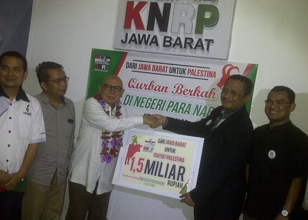 Penyerahan simbolis bantuan KNRP Jabar kepada Ketua Umum KNRP Soeripto oleh Ketua KNRP Jabar Arifin Sobari di Kantor KNRP Jabar, Jalan Raya Bandung-Garut, Desa Cipacing, Sumedang, Jumat (2/9). by iwa/bbcom