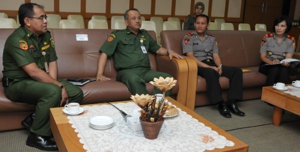 Asisten Pemerintahan SetdaKab Bandung H.Yudhi Haryanto, SH, SP1 (kiri), mendampingi Sekda Kab Bandung Ir.H.Sofian Nataprawira, MP (kanan) saat menerima perwira polisi dari siswa pendidikan Sespim Polri (Sekolah Staf dan Pimpinan) di Bale Winaya, Soreang. by Humas Pemkab Bandung.
