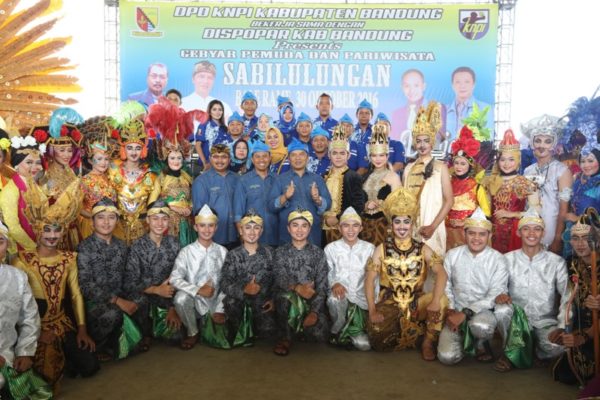 Bupati Bandung H. Dadang Mohamad Naser berfoto bareng dengan pengurus DPD KNPI Kab Bandung dan peserta Gebyar Pemuda dan Wisata di Balerame, Soreang, Minggu (30/10). by Humas Pemkab Bandung