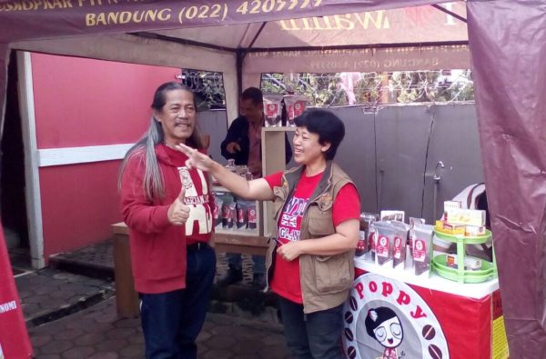 Kang Achil Bimbo mengunjungi stand Gapekkhi saat membagikan kopi gratis di ajang CFD Dago, Bandung, Minggu (9/10). by Gapekkhi 
