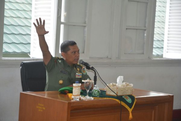Kasdam III/Siliwangi YP Sembiring saat memberi pengarahan kepada para panitia penerimaan dan seleksi (Warving) calon Tamtama Prajurit Sukarela TNI AD Gelombang II TA 2016 di Makodenmadam III/Slw Jalan Kalimantan Bandung, Senin (24/10). by Pendam Slw