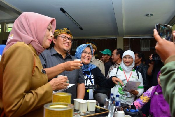Gubernur Jawa Barat Ahmad Heryawan berkesempatan menikmati a cup of coffee saat acara "Sarasehan Urang Gunung" khususnya penggiat Java Preanger Coffee di Vila Puntang Djaya Bandung Resort, Desa Campakamulya, Kec Cimaung, Kab Bandung, Senin (17/10). by Den Humas Pemprov Jabar.