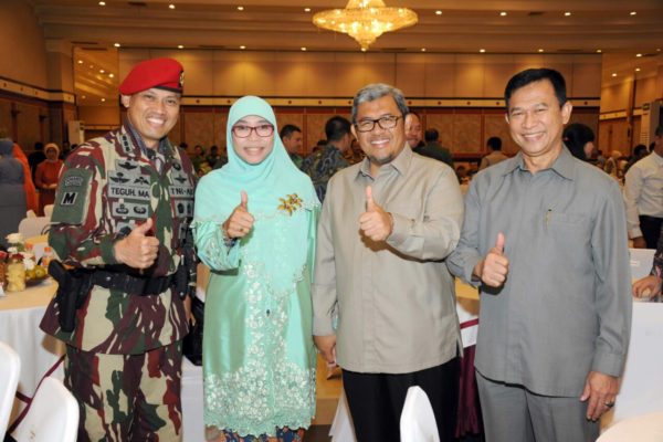 Gubernur Jabar Ahmad Heryawan bersama Pangdam III/Siliwangi Mayjen TNI M Herindra dalam acara pisah sambut Pangdam III Siliwangi di Graha Manggala Siliwangi Kota Bandung, Senin (10/10). by Humas Pemprov Jabar