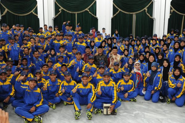 Gubernur Jabar Ahmad Heryawan melepas Kontingen Jabar yang akan berlaga pada Pekan Olahraga dan Seni Pesantren Nasional (Pospenas) VII Banten pada 22 - 28 September 2016, di Aula Timur Gedung Sate, Jumat (21/10).