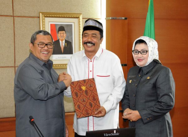Gubernur Jabar Ahmad Heryawan menyerahkan SK Mendagri tentang Pemberhentian Sementara Bupati Subang di Gedung Sate, Rabu (12/1). by Ttg Humas Pemprov Jabar