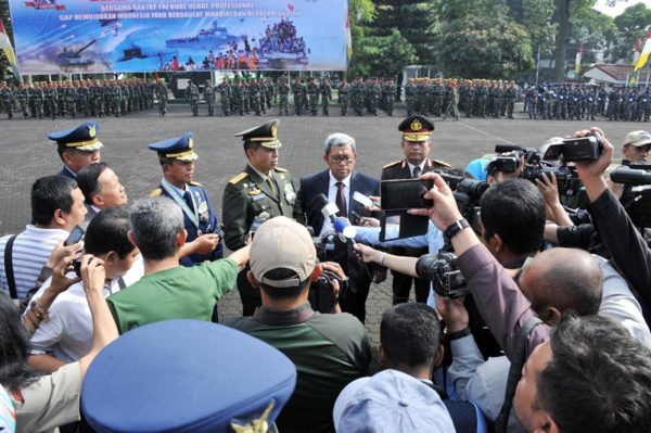 Gubernur Jabar Ahmad Heryawan menghadiri upacara HUT TNI Ke-71 di Makodam III/Siliwangi, Rabu (5/10). by Humas Pemprov Jabar