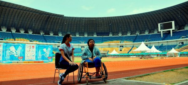 Atlet atletik Jabar, Debora, bersama Puteri Indonesia Jabar Evan Lysandra di Stadion GBLA. by MC Peparnas
