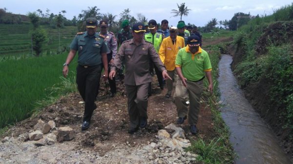Bupati Bandung H.Dadang Mochamad Naser, SH, S.Ip, M.Ip didampingi Dandim 0609 Letkol (Kav) Pemuda Leonardo Ginting, S.Ip saat peninjauan lokasi jalan di Desa Tanjungwangi Kec Pacet Kab Bandung, Selasa (18/10). by Pendam III/Slw