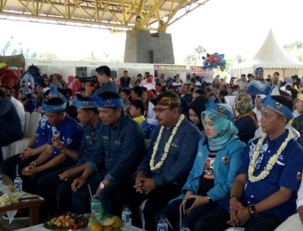 Ketua DPD KNPI Kab Bandung Galih Hendrawanm (kanan) mendampingi Ketua DPD KNPI Jabar Siti Aisyah dan Bupati Bandung Dadang Naser saat Gebyar Pemuda dan Pariwisata di Bale Rame, Soreang, Minggu (30/10). by KNPI