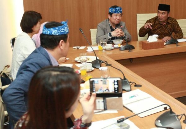 Wali Kota Bandung Ridwan Kamil menjamu President of Sungkyul University South Korea, Dong Cheol Yoon dalam rangka membangun hubungan kerjasama antara Universitas Sungkyul dan Kota Bandung di Ruang Rapat Pendopo Kota Bandung, Kamis (27/10). by Meiwan Humas Pemkot Bandung