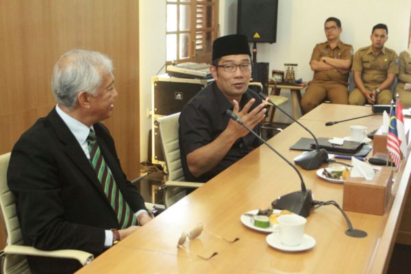 Dewan Bandar Kuching Utara Malaysia yang dipimpin Datuk Awing Wahab Awing Julai bertemu Wali Kota Bandung M Ridwan Kamil membahas Smart City di Pendopo Kota Bandung, Senin (31/10). by Meiwan Humas Pemkot Bandung