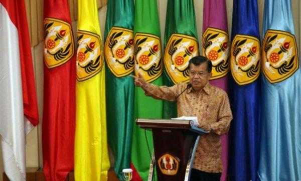 Wapres Jusuf Kalla, saat memberikan sambutan pada “Seminar Nasional dan Temu Administrator Muda Indonesia” di Bale Sawala Gedung Rektorat Unpad Kampus Jatinangor, Senin (24/10).by Dadan Humas Unpad
