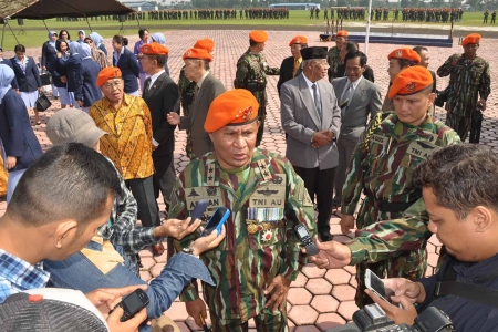 Komandan Korps Pasukan Khas TNI AU Marsekal Muda TNI Adrian Wattimena usai upacara peringatan HUT ke-69 Korpashkas TNI AU di kawasan Lanud Sulaiman, Kec Margahayu, Kab Bandung, Senin (17/10). by Pentak Korpaskhas