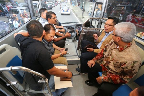 Wali Kota Bandung Ridwan Kamil bersama Dirjen Perkeretaapian Kemenhub Prasetyo Boeditjahjono di Pendopo Kota Bandung, Sabtu (5/11). by Meiwan Humas Pemkot Bandung
