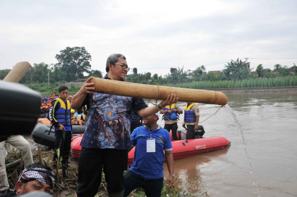 Gubernur Jabar Ahmad Heryawan menuangkan air dari sumber mata air Citarum ke Sungai Citarum saat acara Sawala Ecovillage dan Gerakan Budaya Raksa Citarum (Gebrak) di Lapangan Sepakbola Lanud Sulaiman, Kel Sulaiman, Kec Margahayu, Kab Bandung, Jumat (4/11). by Humas Pemprov Jabar