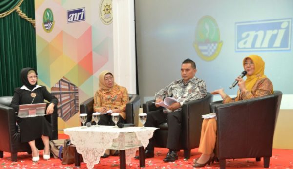 Kepala Bapusipda Jabar Nenny Kencanawati (kedua kiri) saat Sosialisasi Getar Pikat di Aula Timur Gedung Sate Bandung, Selasa (15/11). by Humas Pemprov Jabar