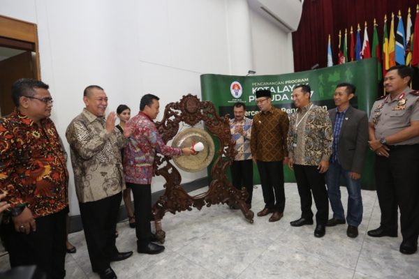 Menpora Imam Nahrawi didampingi Wagub Jabar Deddy Mizwar dan Wali Kota Bandung Ridwan Kamil Wali Kota Bandung M. Ridwan Kamil membuka Inisiasi Kota Layak Pemuda tahun 2017, di Gedung Merdeka Kota Bandung, Selasa (8/11). by Meiwan Humas Pemkot Bandung.