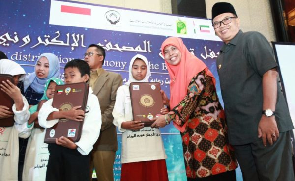 Wakil Wali Kota Bandung, Oded M. Danial serta Wakil Ketua TP PKK Kota Bandung, Siti Oded M. Danial menghadiri acara Pendistribusian 1.000 Al-Quran Braile Digital "Quran Distribution Ceremony for The Blind" di The Trans Luxury Hotel Kota Bandung, Senin (7/11). by Humas Pemkot Bandung