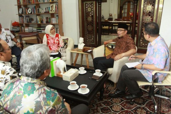 Wali Kota Bandung, M. Ridwan Kamil saat pertemuan dengan Direksi Jasa Marga di Pendopo Kota Bandung, Jumat (25/11). by Meiwan Humas Pemkot Bandung