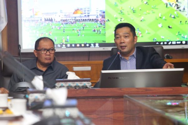 Wali Kota Bandung Ridwan Kamil didampingi Wakil Wali Kota Bandung Oded M Danial saat rapat di Bale Kota Bandung, Senin (7/11). by Meiwan Humas Pemkot Bandung.