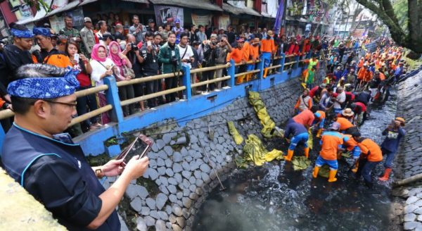 Wali Kota Bandung Ridwan Kamil saat meninjau lokasi kerjabakti pengerukan sedimentasi sungai di Babakan Irigasi daerah Pagarsih, Rabu (9/11). by Humas Pemkot Bandung.