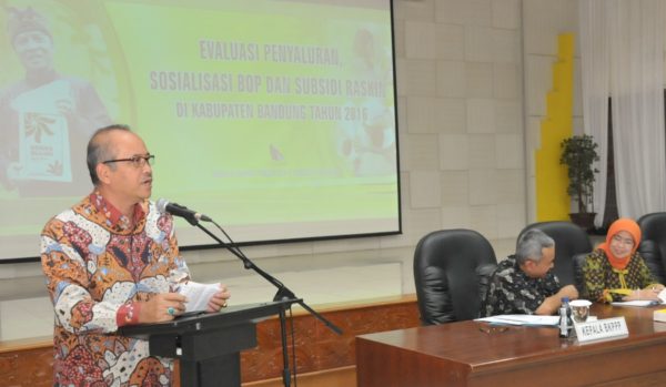 Sekda Kab Bandung Sofian Nataprawir, saat evaluasi program raskin Kab Bandung tahun 2016, di Gedung Moch. Toha Soreang, Kamis (17/11/16). by Humas Pemkab Bandung