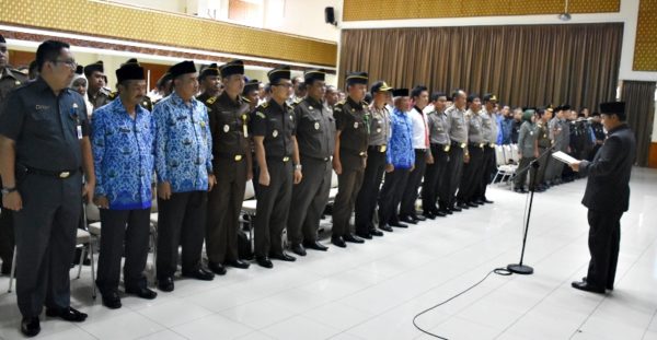 Bupati Bandung Dadang Naser mengukuhkan Tim Satgas Saber Pungli di Gedung Moch. Toha Soreang, Kamis (22/12). by Vita Humas Pemkot Bandung