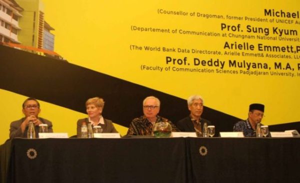 Para narasumber Seminar Internasional “Mass Media at Crossroads International Cenference 2016” di Trans Hotel Luxury, Bandung, Selasa (6/12). by Tedi Humas Unpad