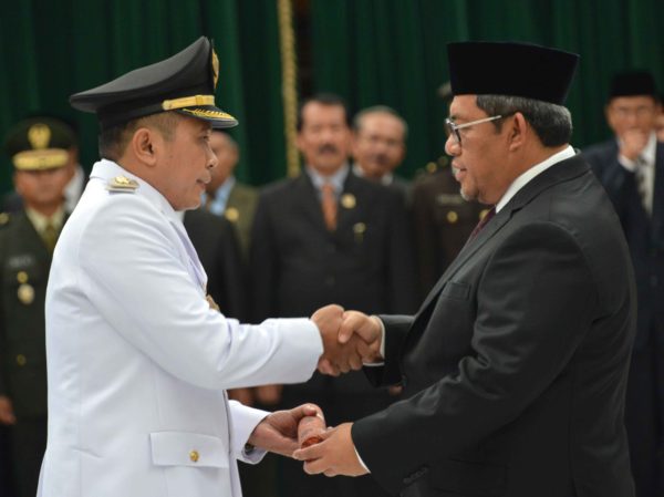 Gubernur Jabar Ahmad Heryawan melantik Dede Sembada jadi Wabup Kuningan, di Aula Barat Gedung Sate, Rabu (28/12). by Humas Pemprov Jabar
