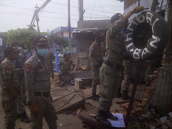 Puluhan kios ilegal yang berdiri di atas trotoar sepanjang Jalan Raya Cinunuk Cileunyi, Kabupaten Bandung dibongkar petugas gabungan Satpol PP Jabar dan Pemkab Bandung, Kamis (29/12). by iwa/bbcom