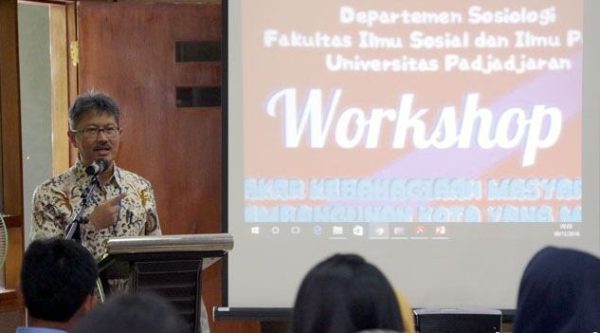 Wakil Rektor Bidang Akademik dan Pembelajaran Unpad, Dr. Arry Bainus, M.A., saat jadi narasumber pada Workshop “Menakar Kebahagiaan Masyarakat dalam Pembangunan Kota Bermasyarakat Majemuk” di Kampus Pascasarjana FISIP Unpad, Bandung, Jumat (9/12). by Arief Humas Unpad