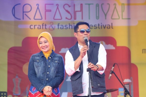 Wali Kota Bandung, M. Ridwan Kamil didampingi istri Atalia Ridwan Kamil pun menutup acara Crafashtival 2016 Monju, Sabtu (3/12). by Meiwan Humas Pemnkot Bandung
